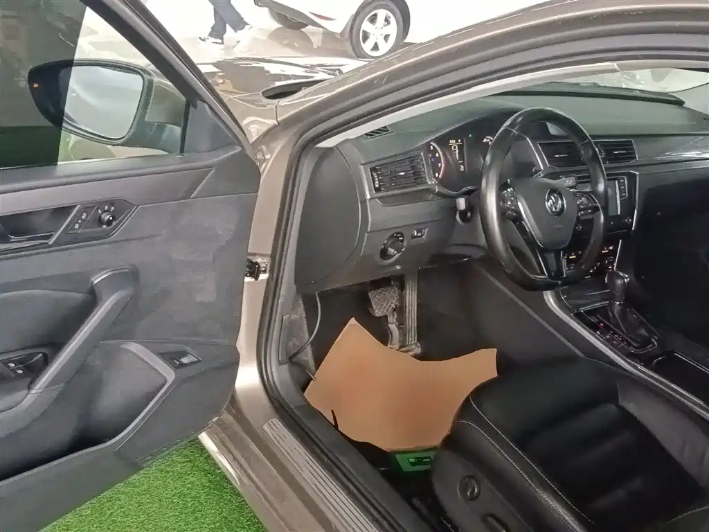 Volkswagen Passat 2016 330TSI DSG Honor Edition фото 16