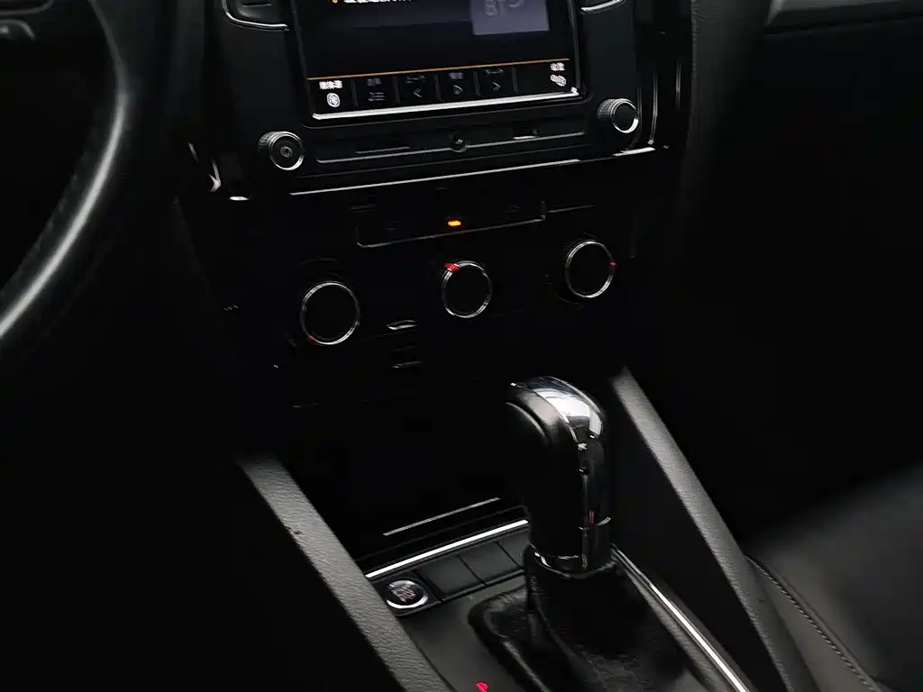 Volkswagen Sagitar 2018 1.6L Automatic Comfort фото 19