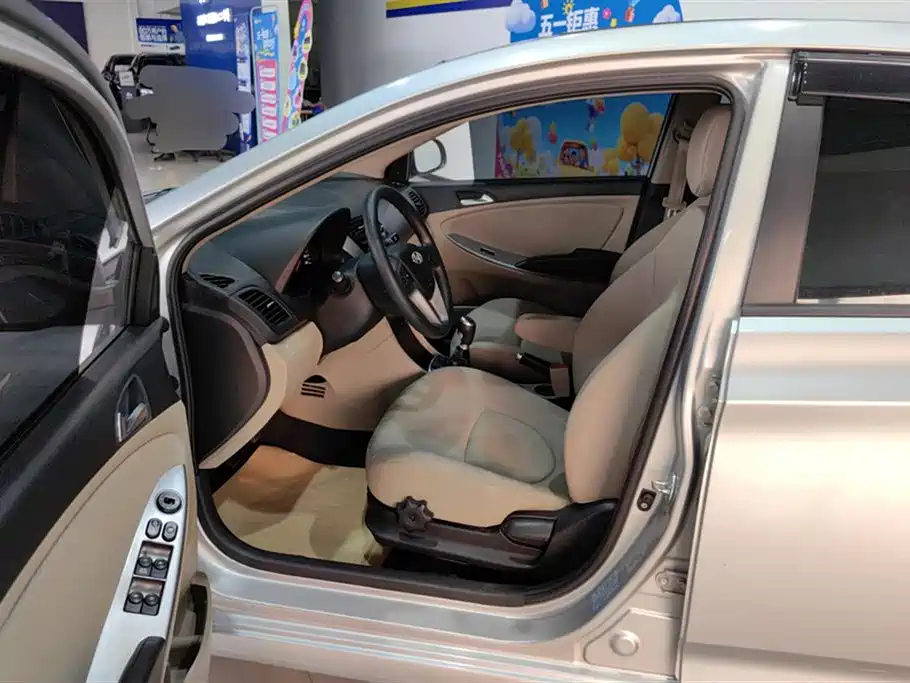 Hyundai Verna 2014 1.4L Manual Top TOP фото 9