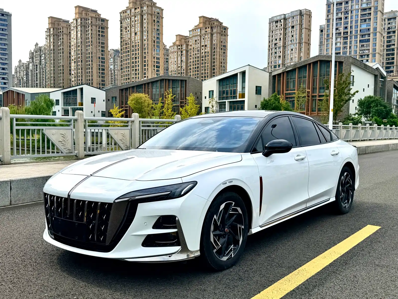 Фото 1 - Hongqi H6