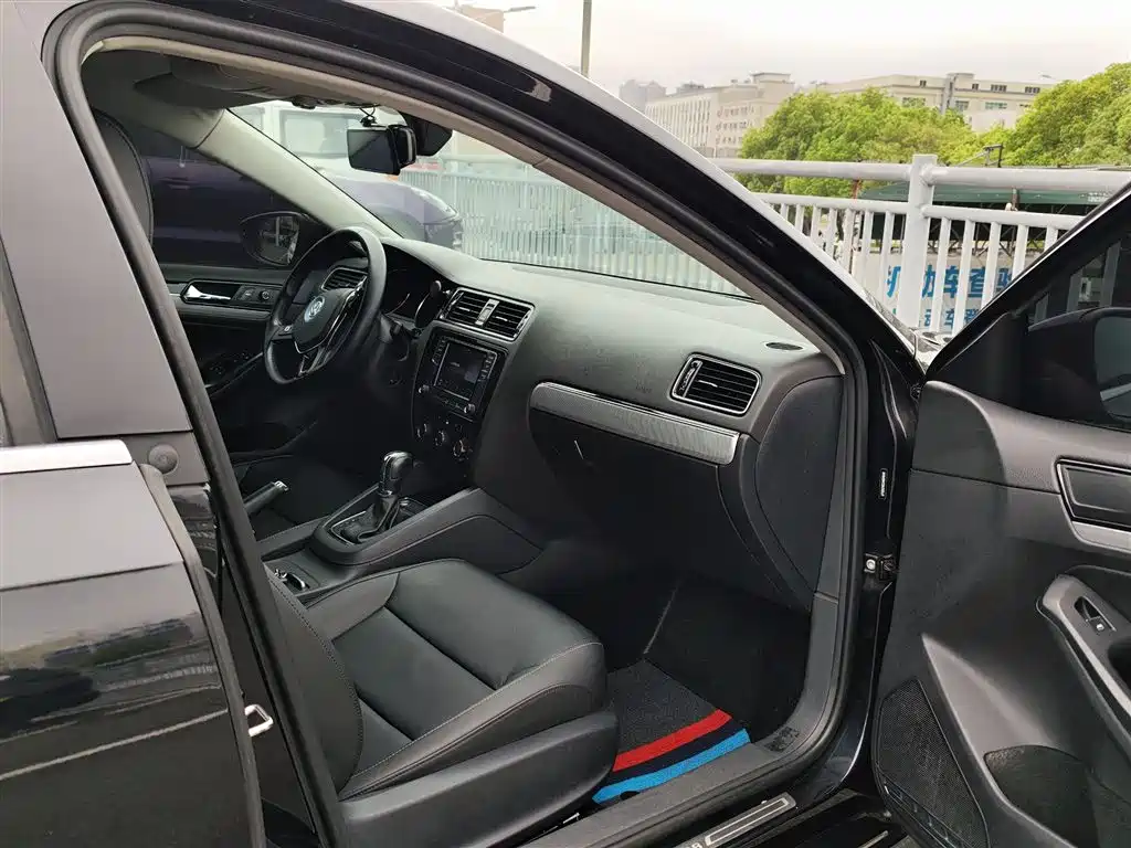 Volkswagen Sagitar 2018 1.6L Automatic Comfort фото 12