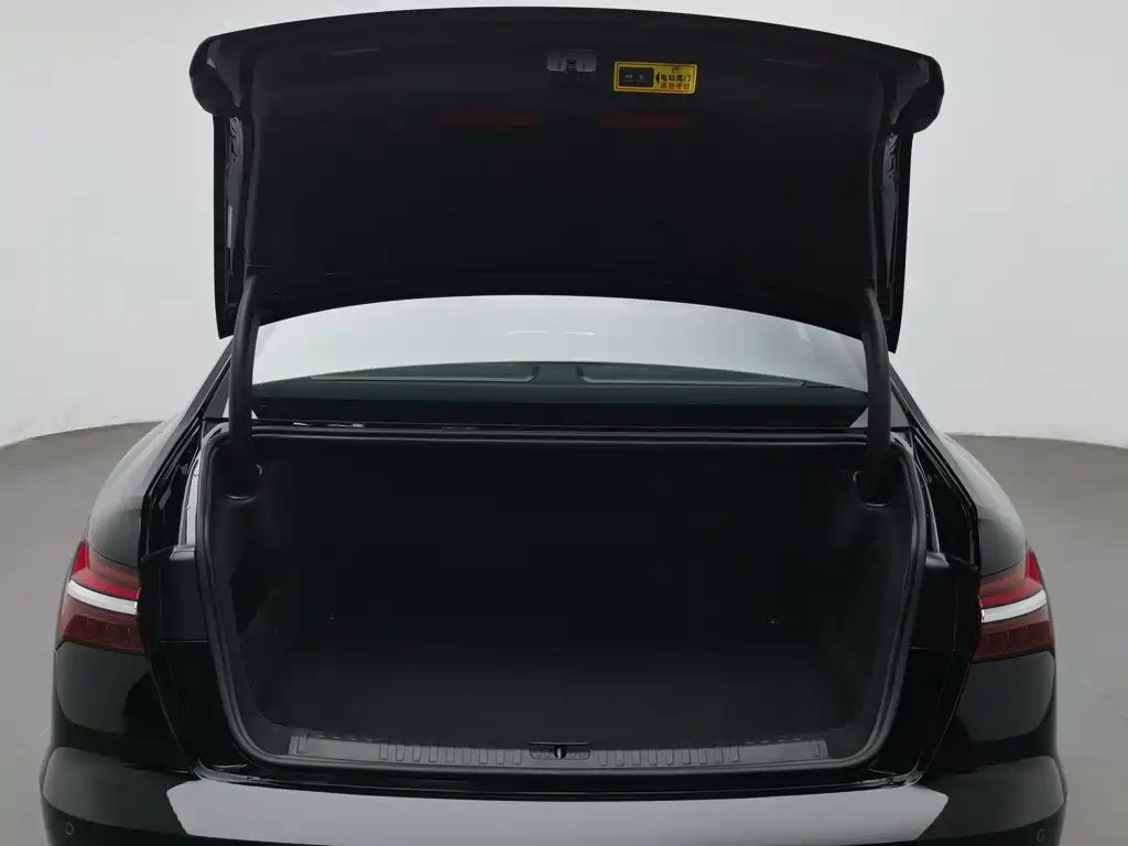 Фото 16 - Audi A6L