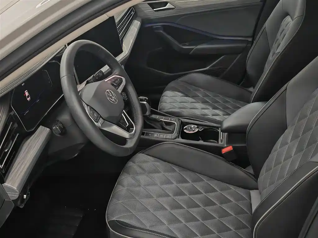 صورة 11 - Volkswagen Sagitar