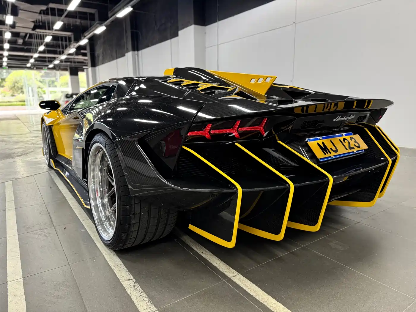 Lamborghini Aventador 2011 LP 700-4 фото 16