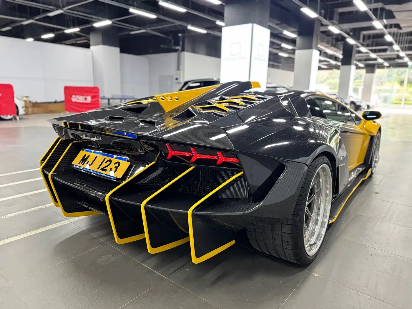Lamborghini Aventador 2011 LP 700-4 фото 20