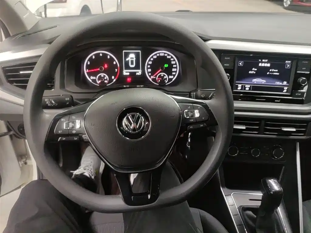 VOLKSWAGEN POLO