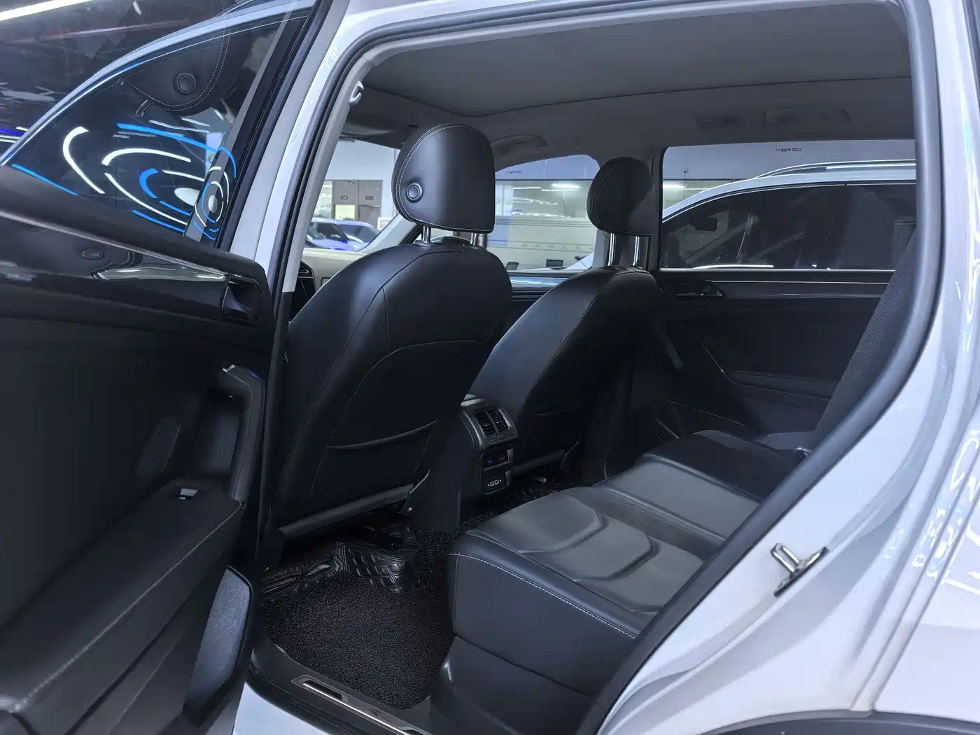Volkswagen Tiguan L 2021 330TSI Automatic 2WD R-Line Premium фото 8