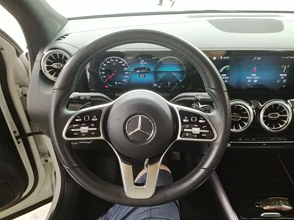 MERCEDES-BENZ GLA