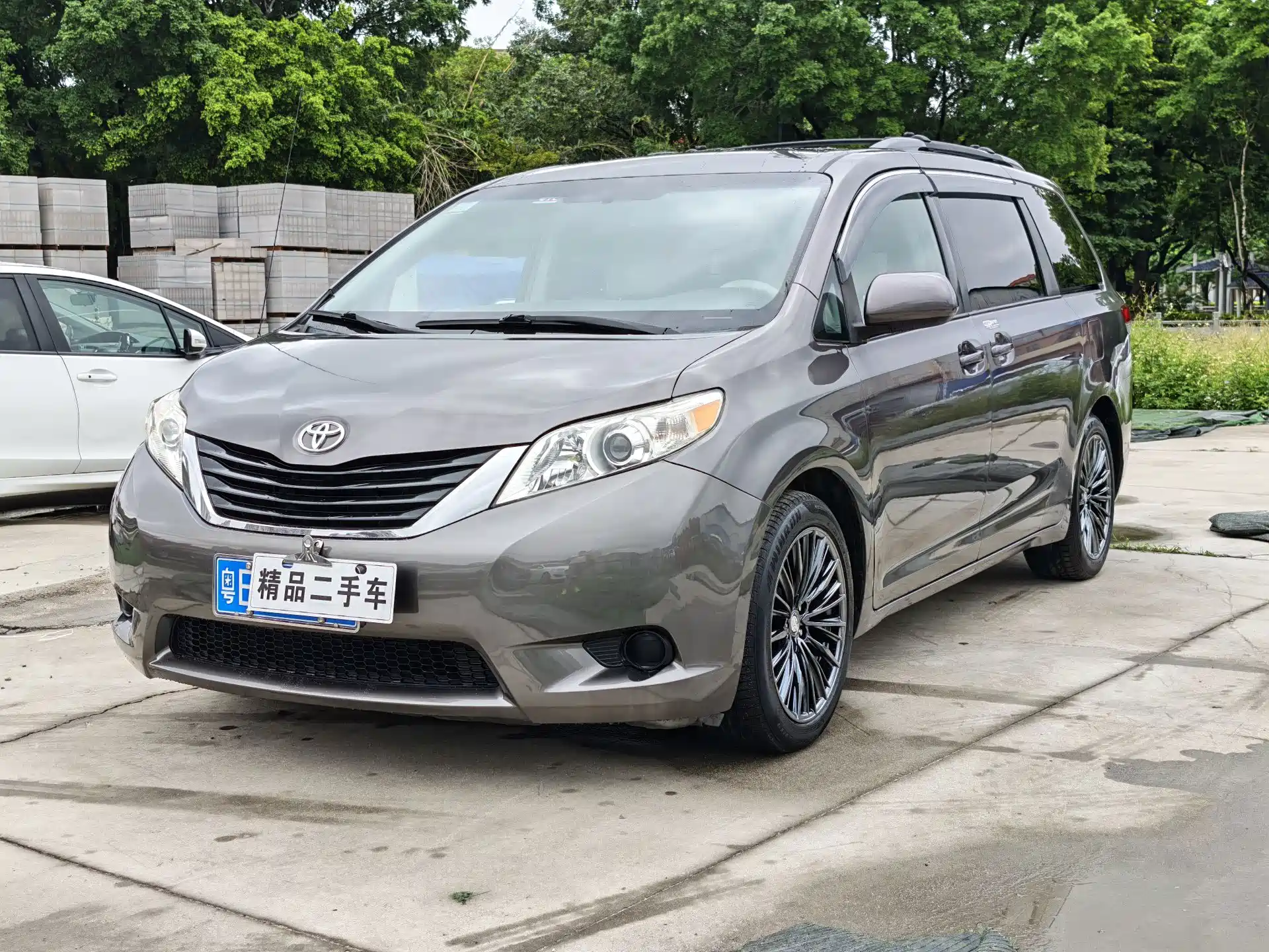 Photo 1 - Toyota Sienna