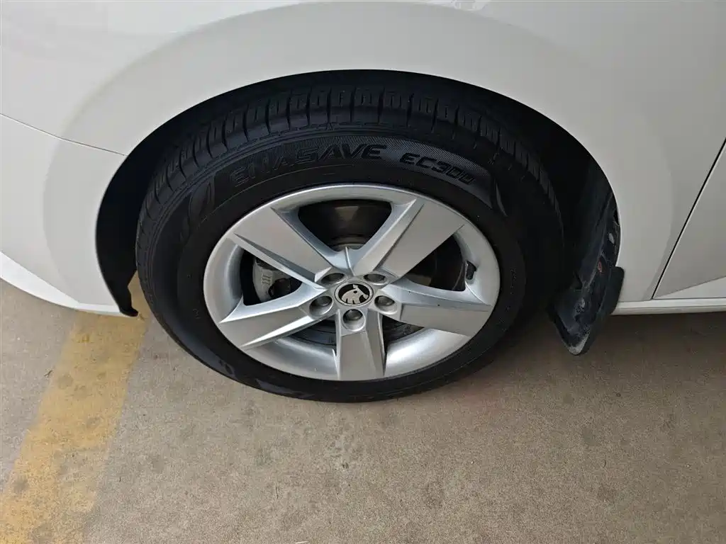 Škoda Fabia 2015 1.6L Automatic Innovation Edition фото 25