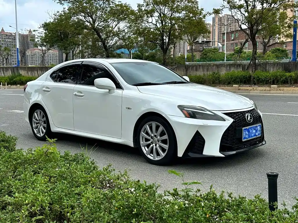 صورة 3 - Lexus IS