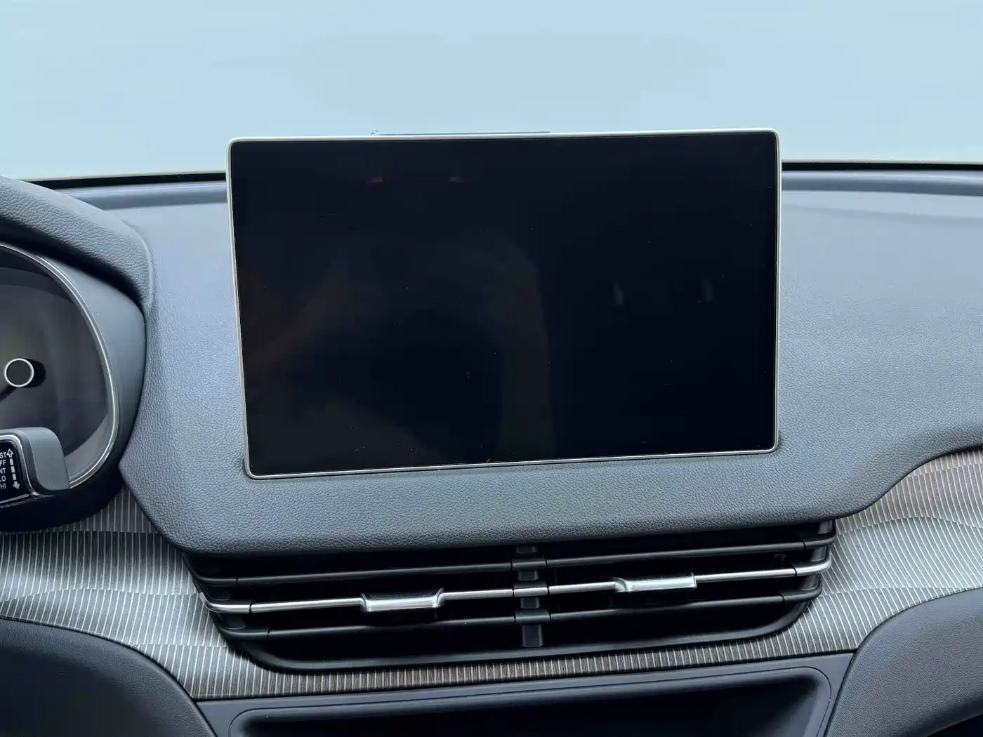 Hongqi E-QM5 2023 Facelift Basic Travel Edition фото 13