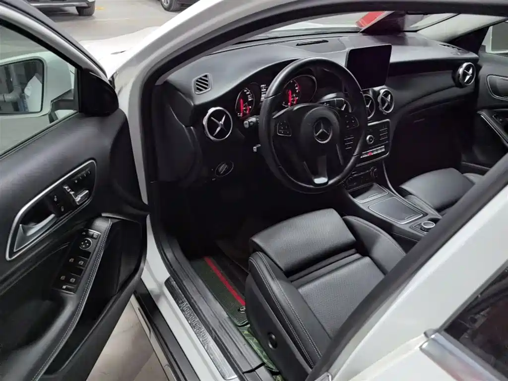 Mercedes-Benz GLA 2018 GLA 200 Dynamic фото 16