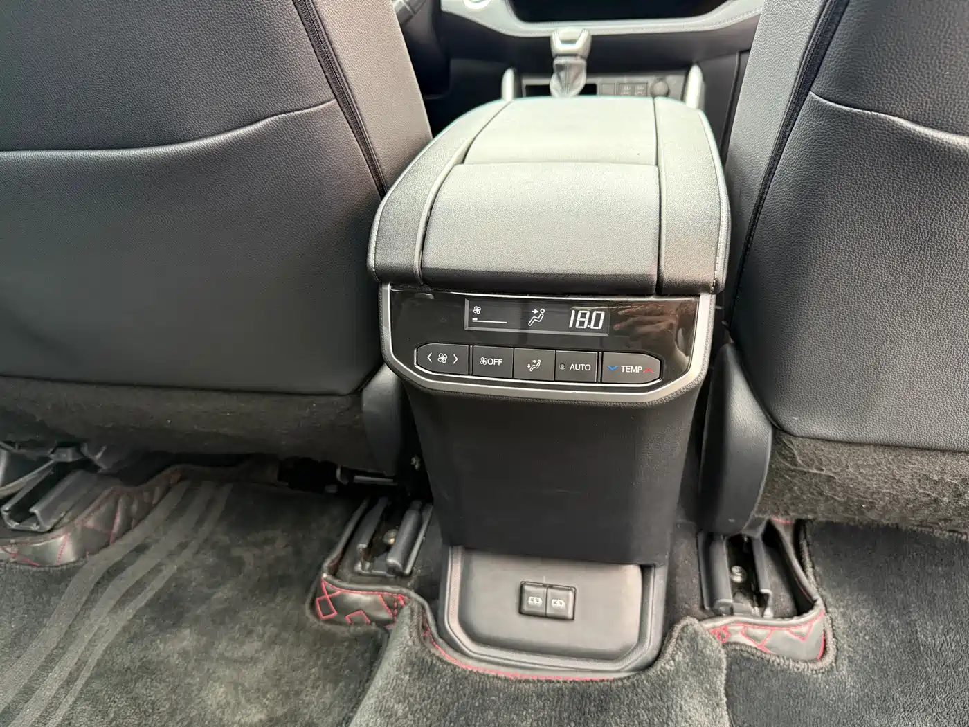 Toyota Highlander 2023 2.5L Smart Hybrid Dual Engine AWD Luxury 7-Seater фото 23