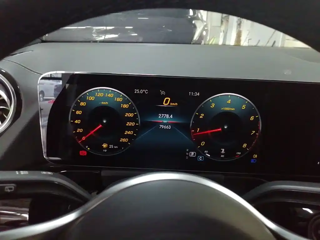 MERCEDES-BENZ GLA