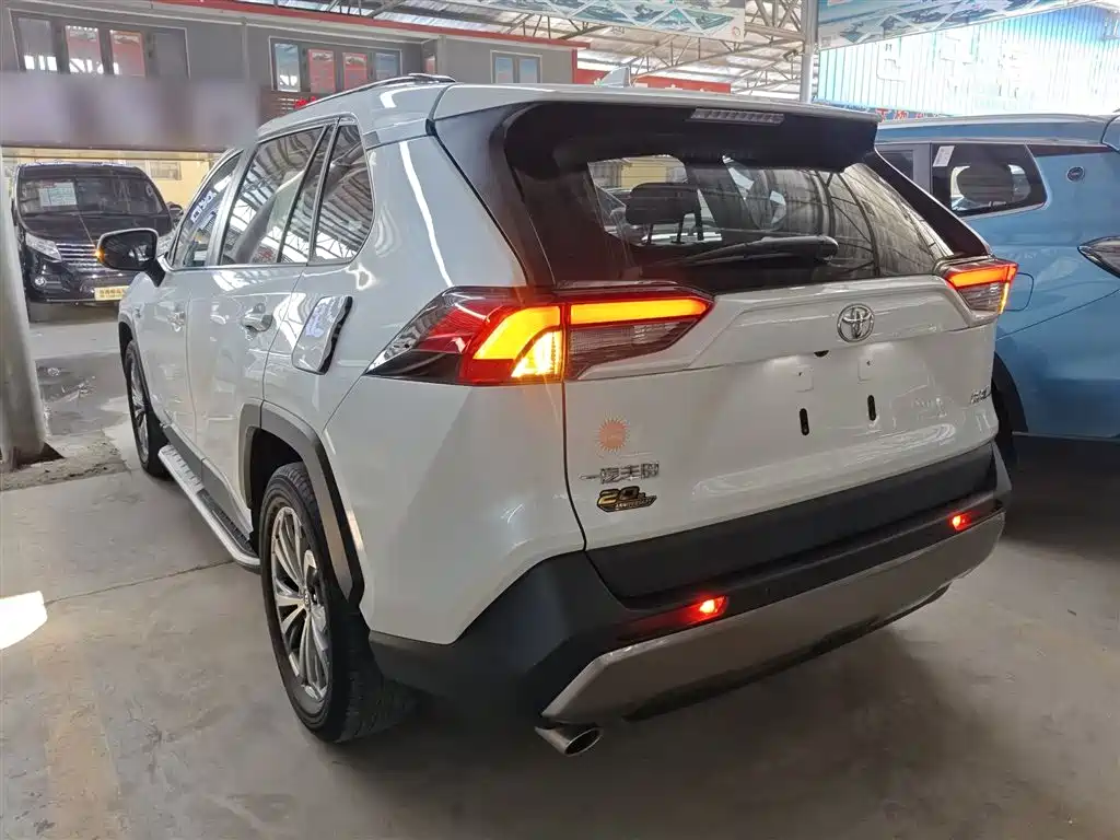 Toyota RAV4 Rongfang 2023 2.0L CVT 2WD 20th Anniversary Platinum Edition фото 5