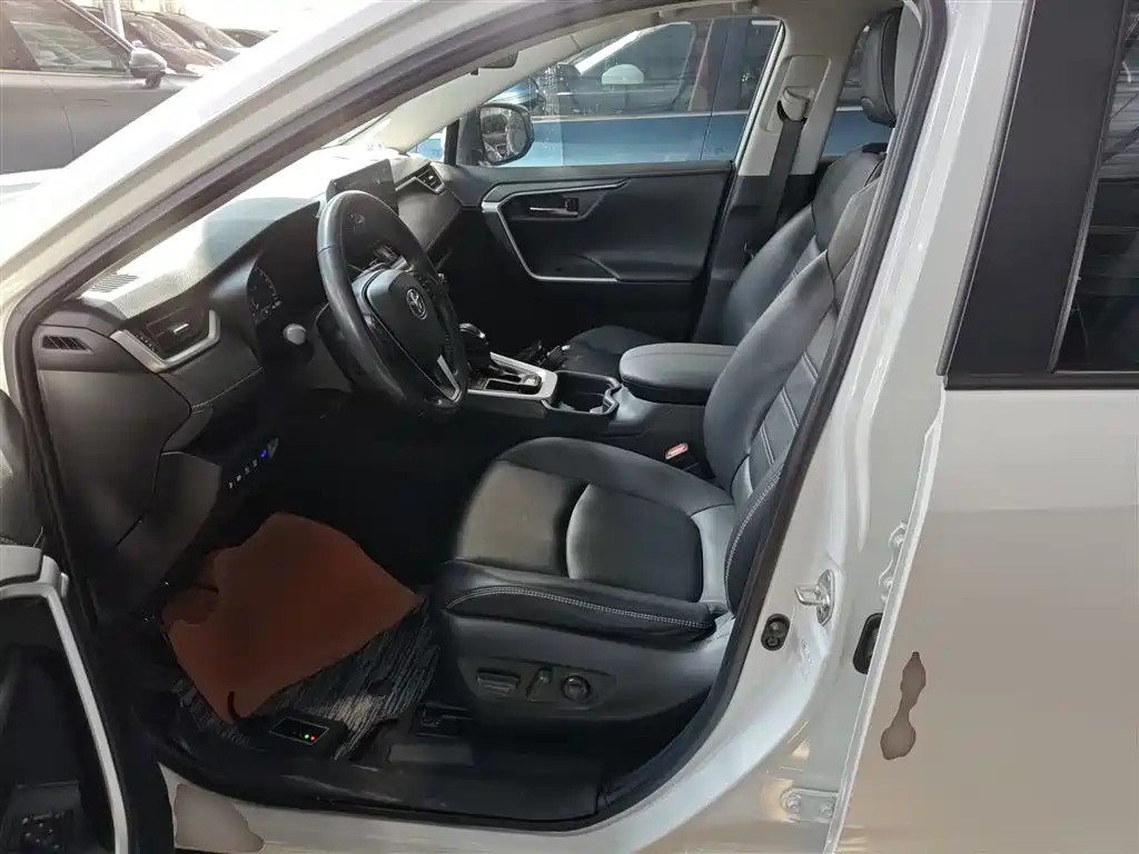 Toyota RAV4 Rongfang 2023 2.0L CVT 2WD 20th Anniversary Platinum Edition фото 16