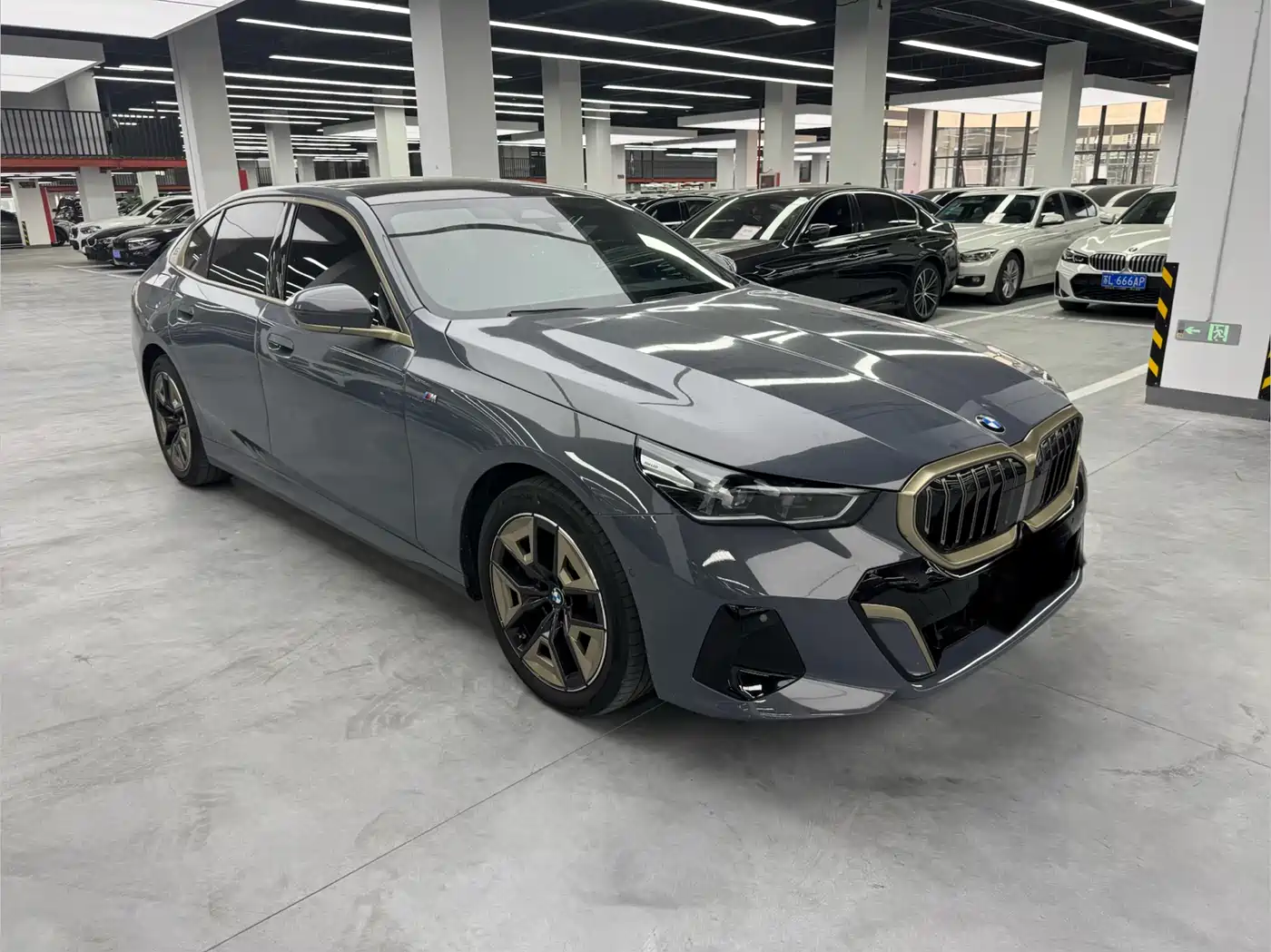BMW 5 Series 2024 530Li Leading M Sport Package фото 3