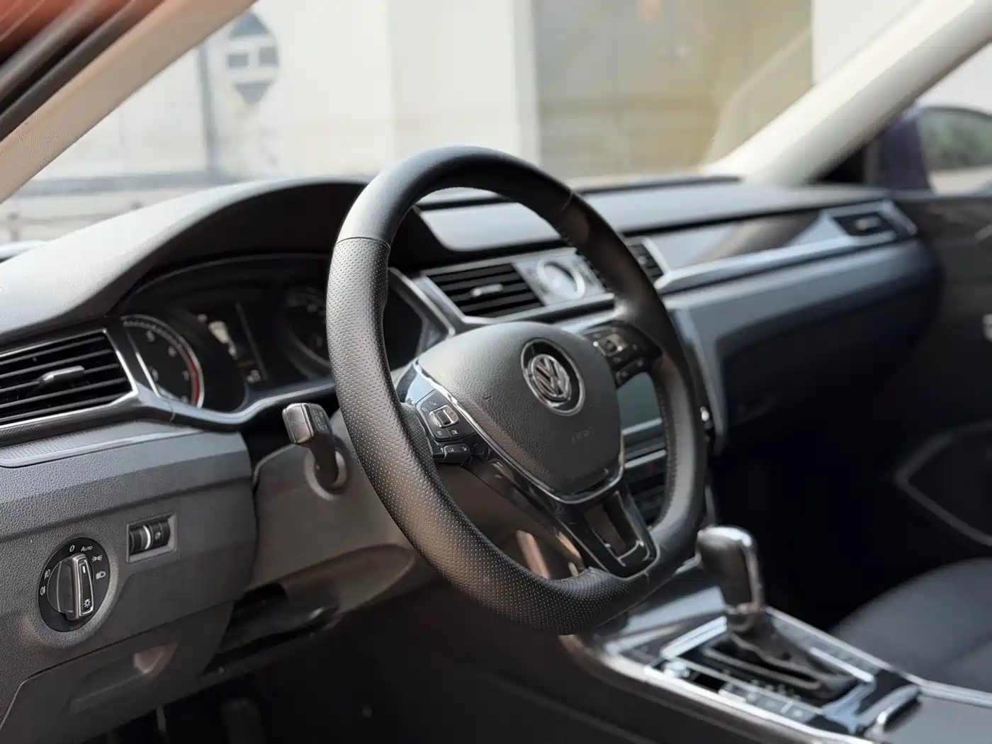 Volkswagen Passat 2017 330TSI DSG Luxury фото 4