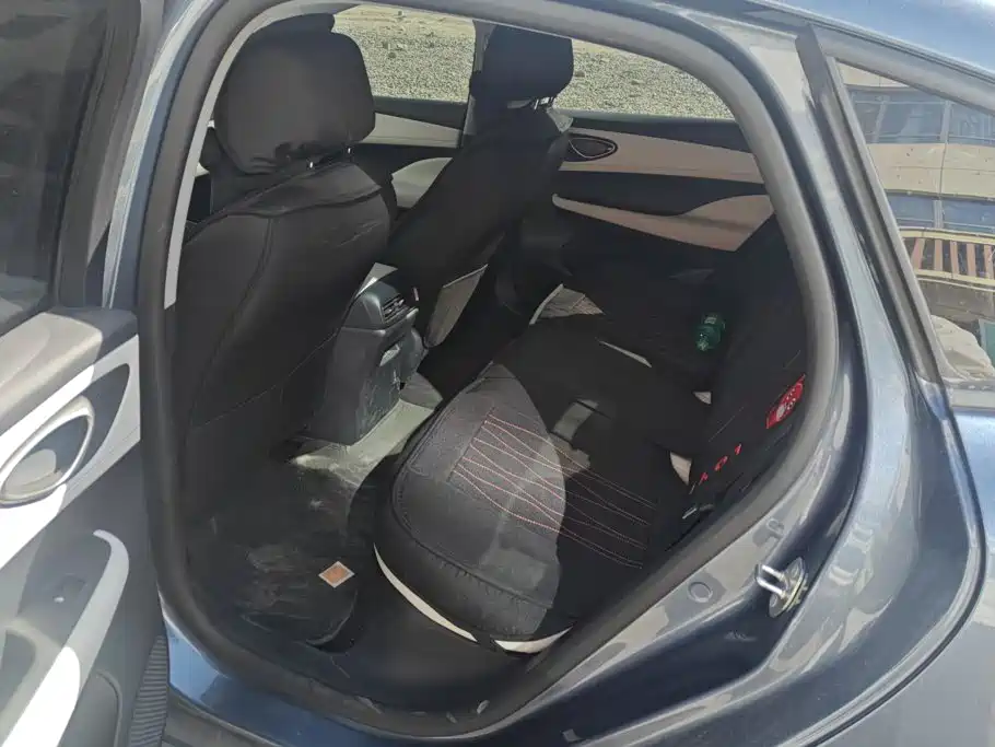 صورة 11 - BYD Seal 05