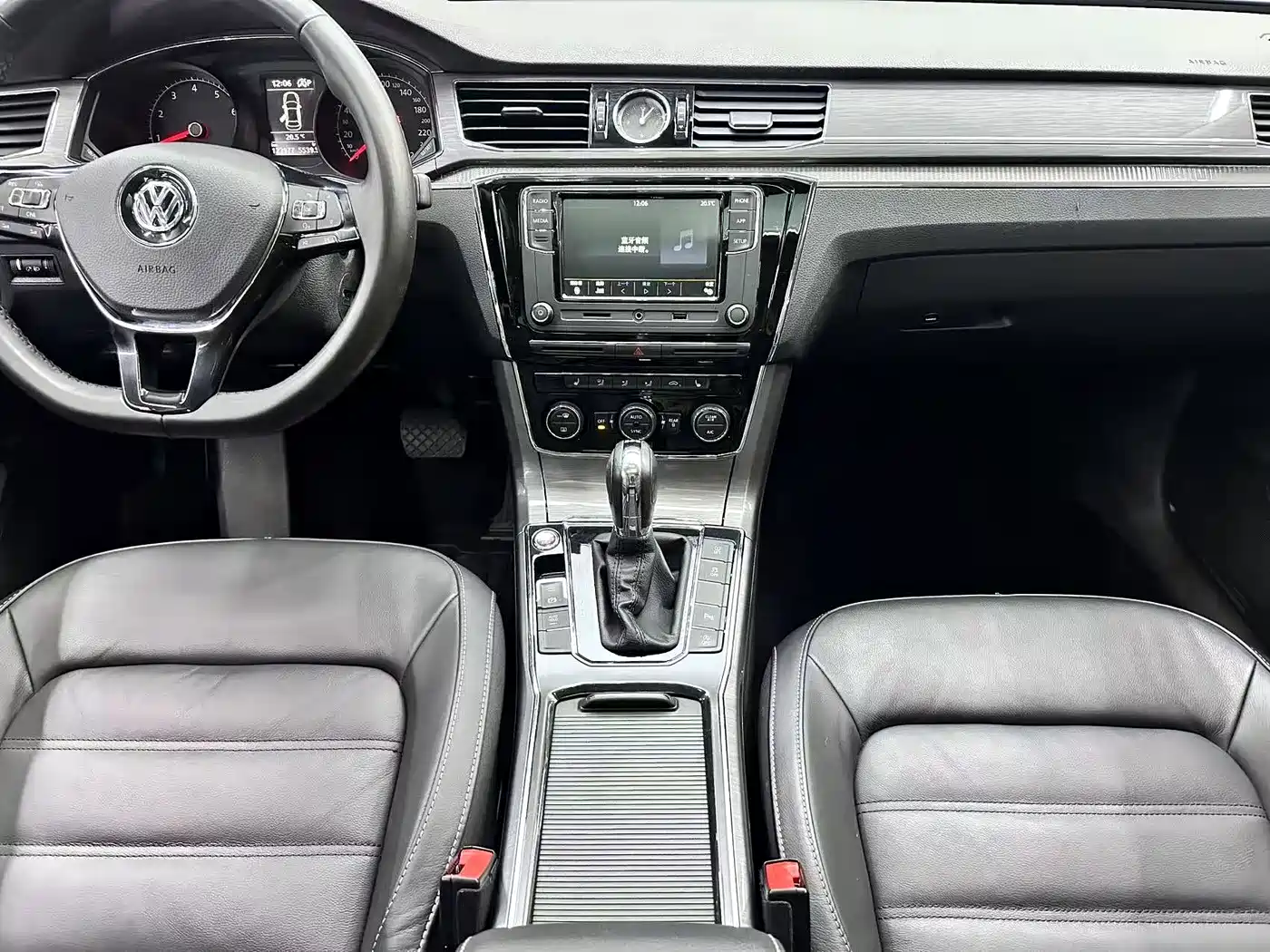 Volkswagen Passat 2017 330TSI DSG Luxury фото 19