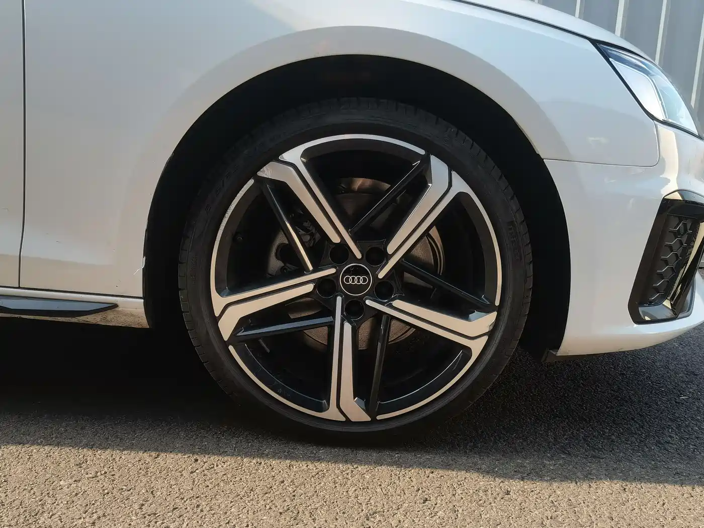 Audi A4L 2025 2 Million Celebration Edition 40 TFSI Luxury Dynamic фото 11