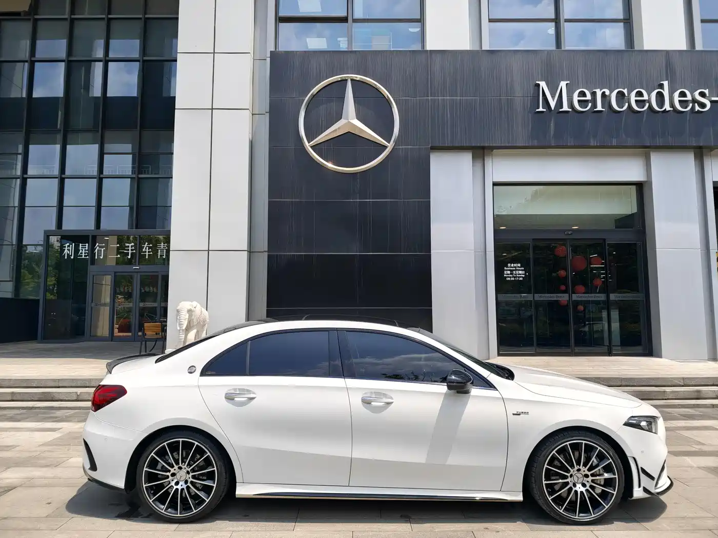 Mercedes-Benz A-Class AMG 2023 Model Year AMG A 35 L 4MATIC фото 10