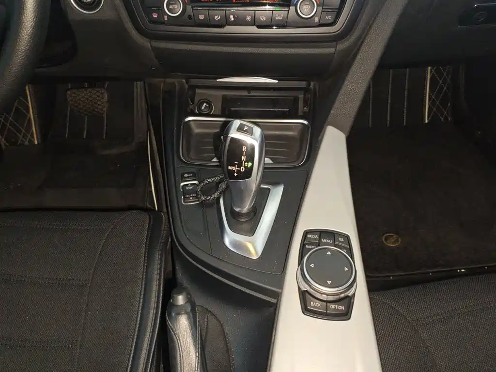 BMW 3 Series GT 2014 320i Leading Edition фото 14