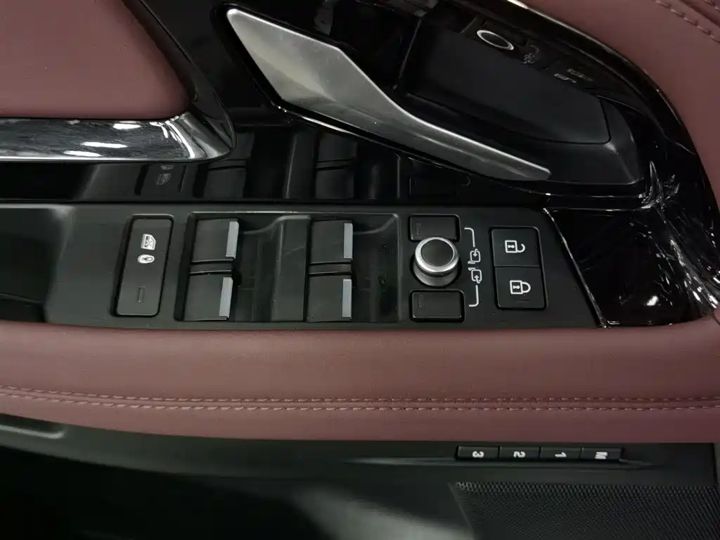 Land Rover Range Rover Evoque 2024 Range Rover Evoque L 249PS Light Master Edition фото 9