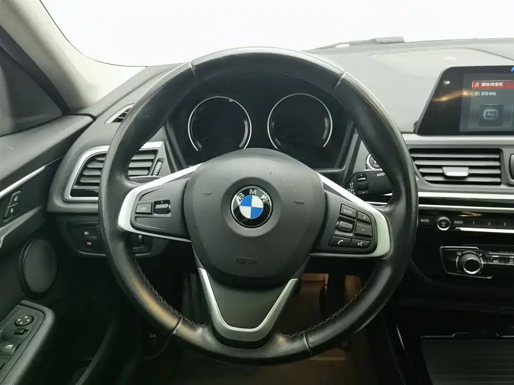 BMW 1 Series 2018 118i Sport Edition фото 11