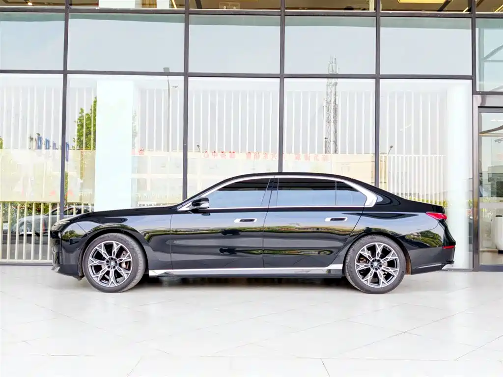 BMW 7 Series 2023 Model 735Li Luxury Package фото 5