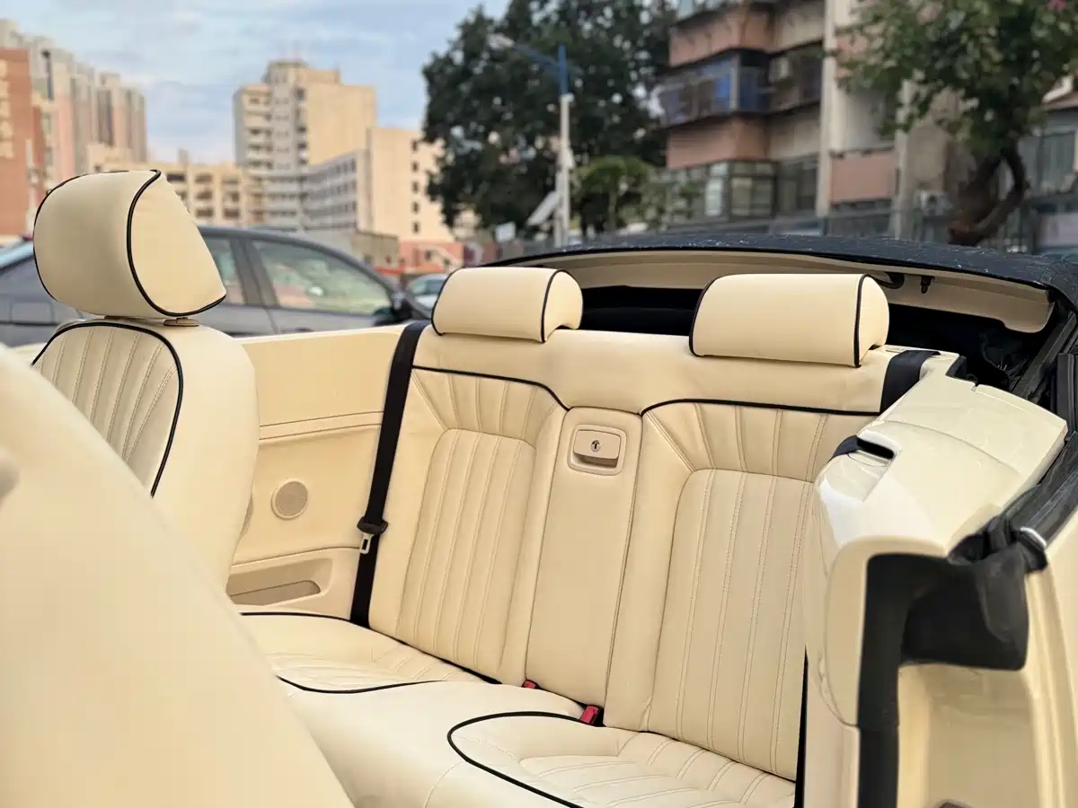 Volkswagen Beetle 2009 2.0 AT Top Convertible фото 9