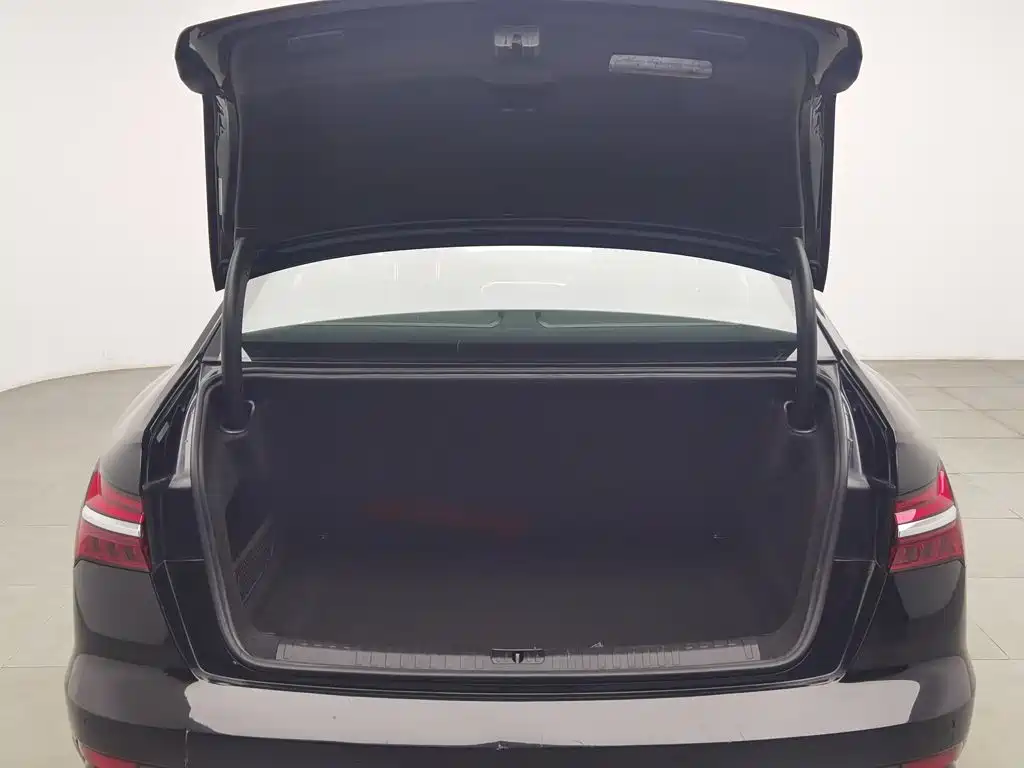 Фото 16 - Audi A6L