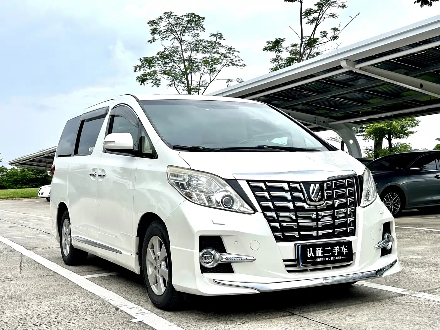Photo 4 - Toyota Alphard