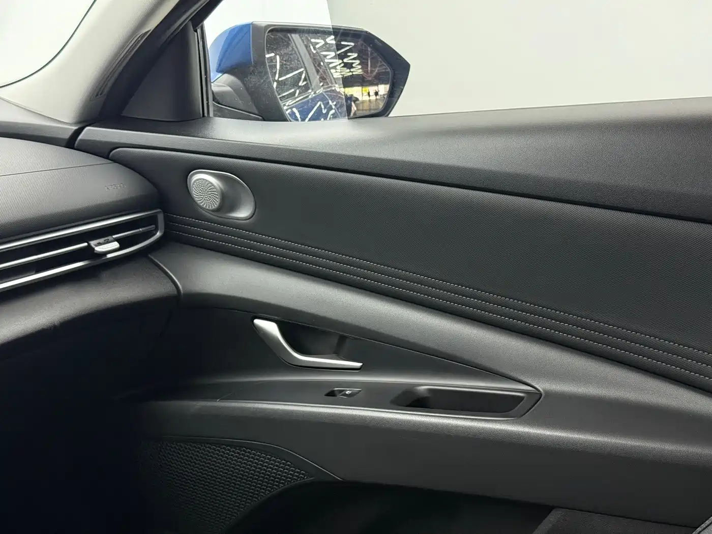Hyundai Elantra 2022 1.5L CVT LUX Premium Edition фото 11