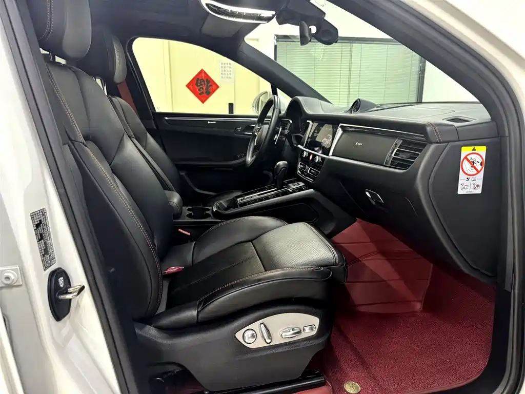 PORSCHE MACAN