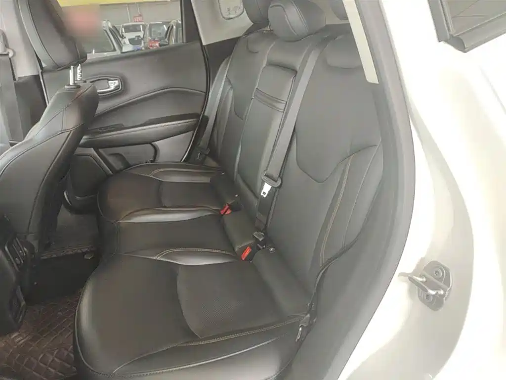 Фото 17 - Jeep Compass