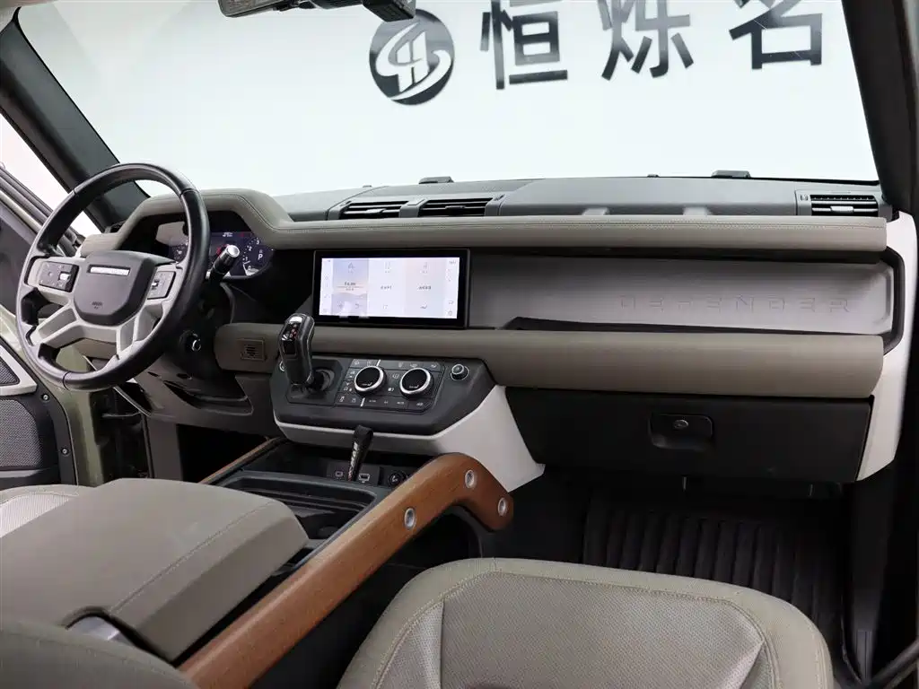 Land Rover Defender 2021 110 P400 SE фото 22