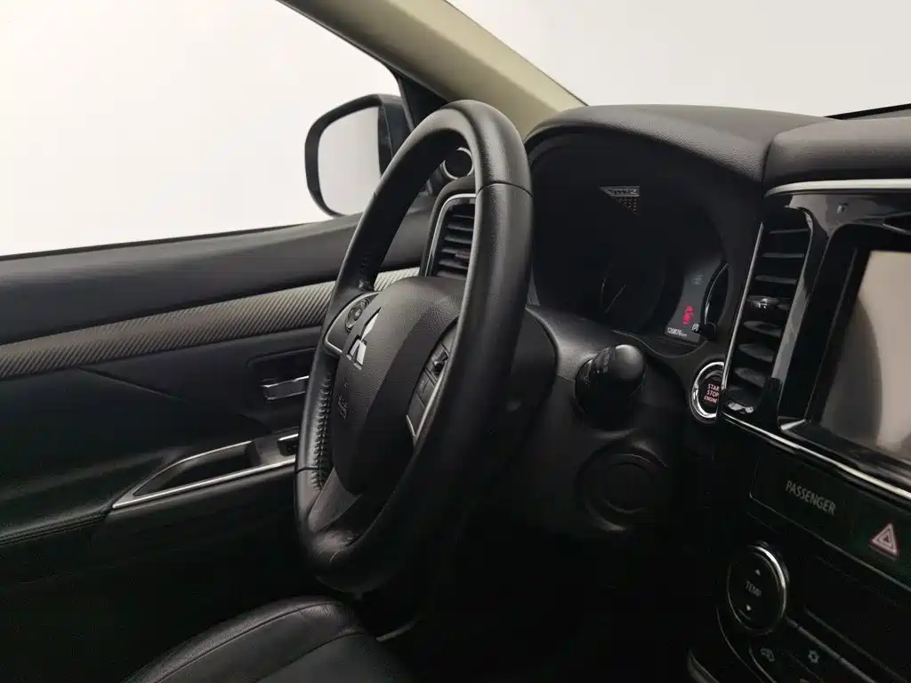 Mitsubishi Outlander (Import) 2015 2014 2.4L 4WD Luxury Value Edition 7-seater