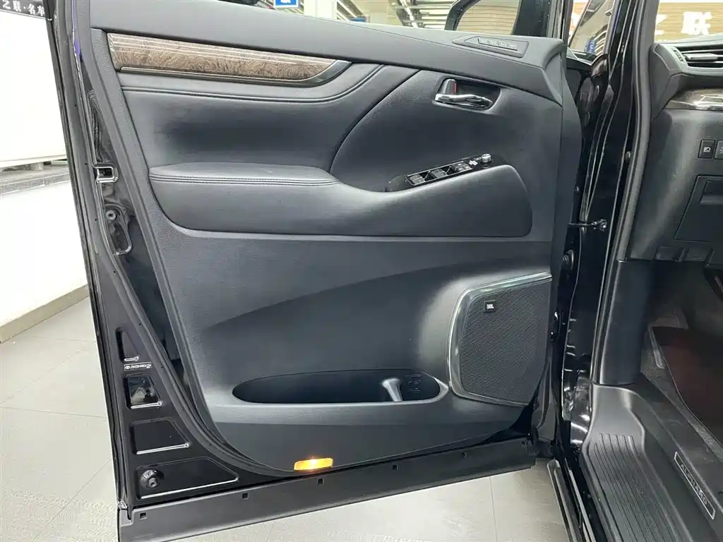 Toyota Vellfire 2021 Crown Hybrid 2.5L HV Premium Edition фото 14