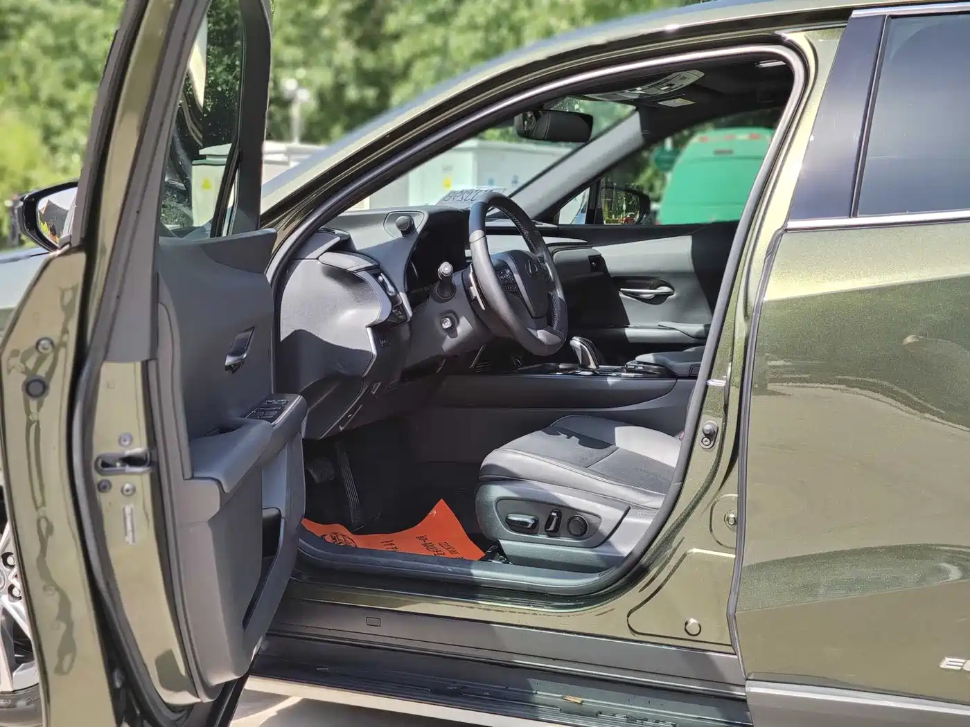 Lexus UX Electric 2020 300e Pure Enjoyment Edition фото 8
