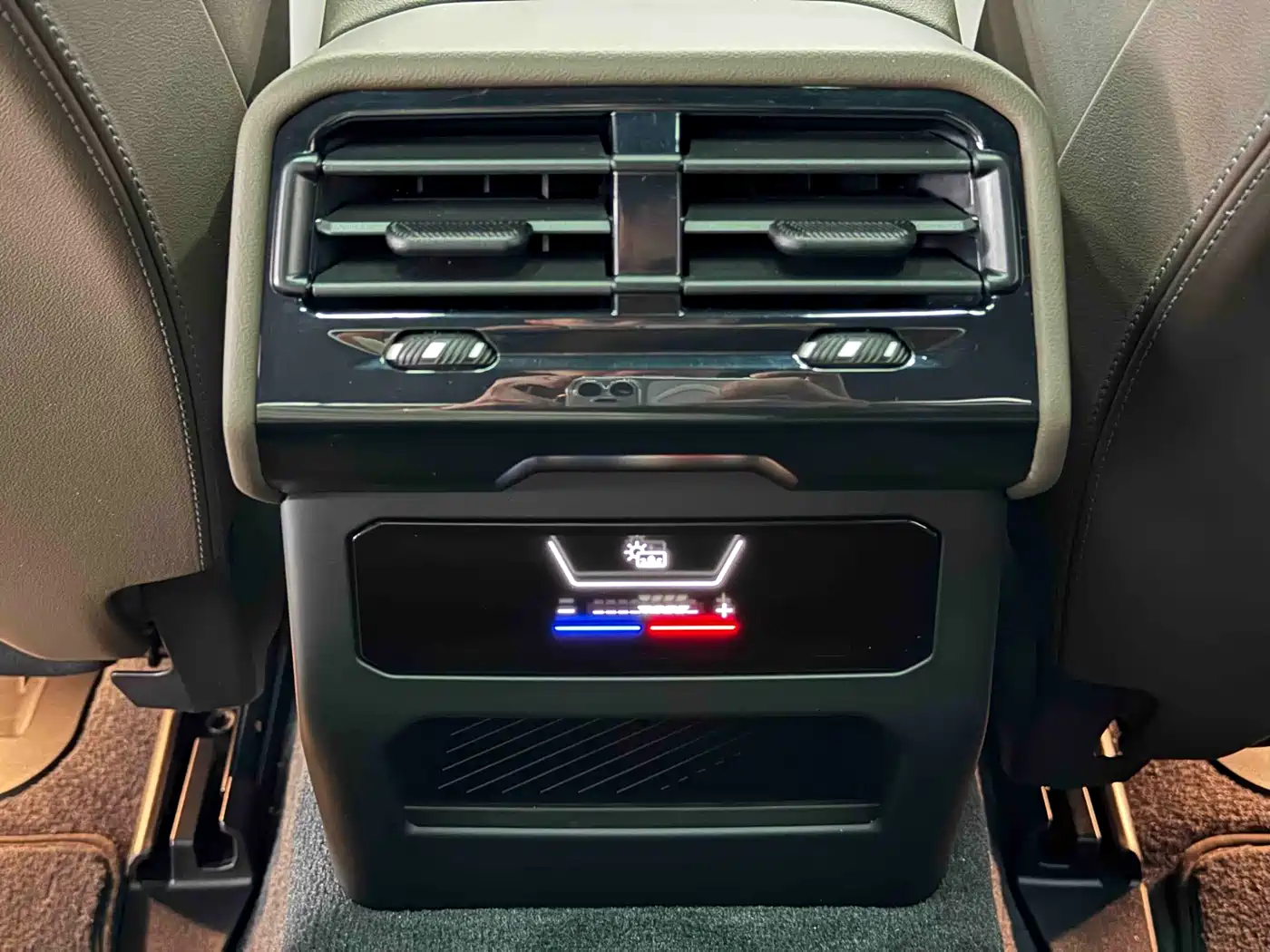 BMW 5 Series 2026 530Li Leading M Sport Package фото 15