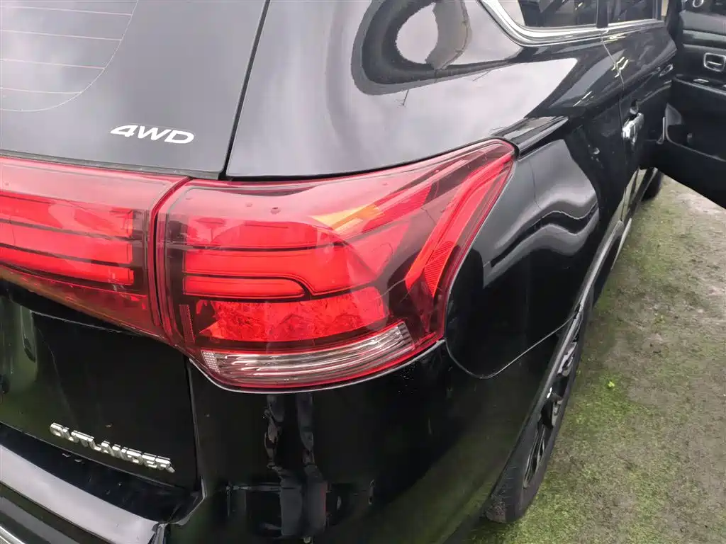 Mitsubishi Outlander 2020 2.4L 4WD Luxury 7-seater фото 24