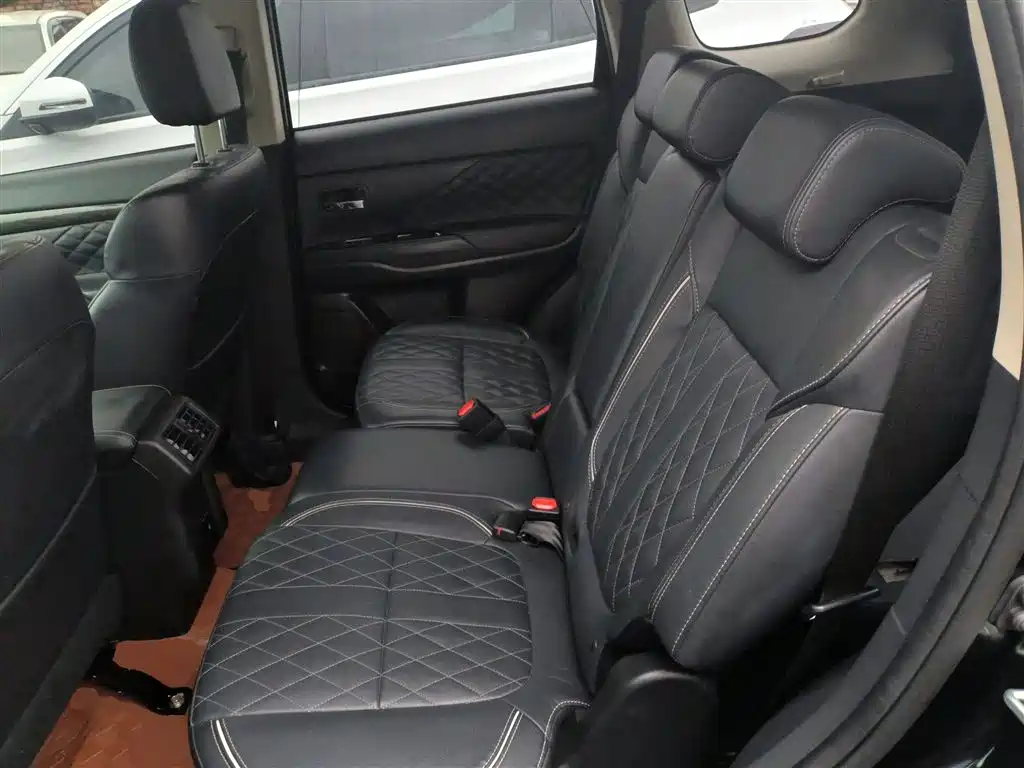 Mitsubishi Outlander 2020 2.4L 4WD Luxury 7-seater фото 14