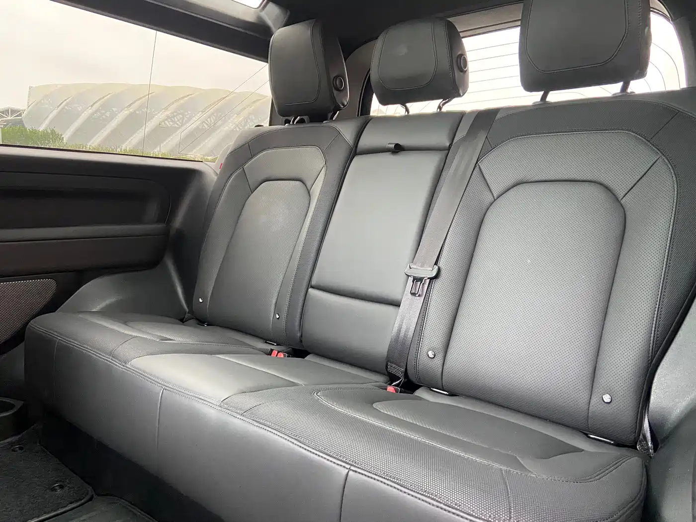 Land Rover Defender 2023 Model 90 2.0T P300 X-DYNAMIC HSE фото 10