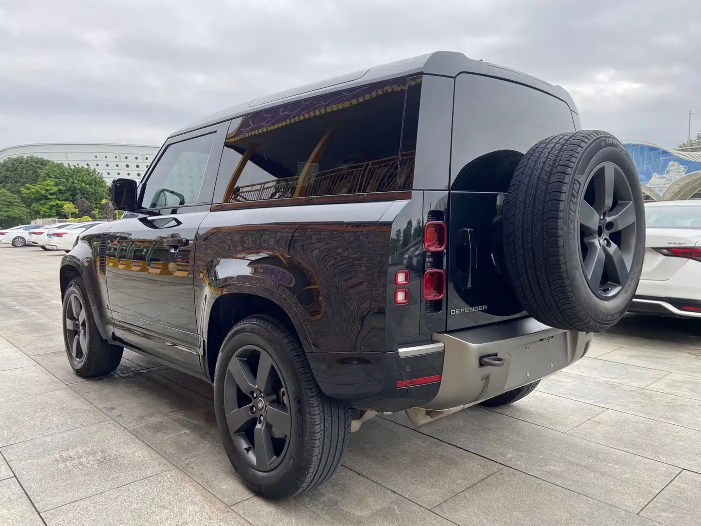 Land Rover Defender 2023 Model 90 2.0T P300 X-DYNAMIC HSE фото 5