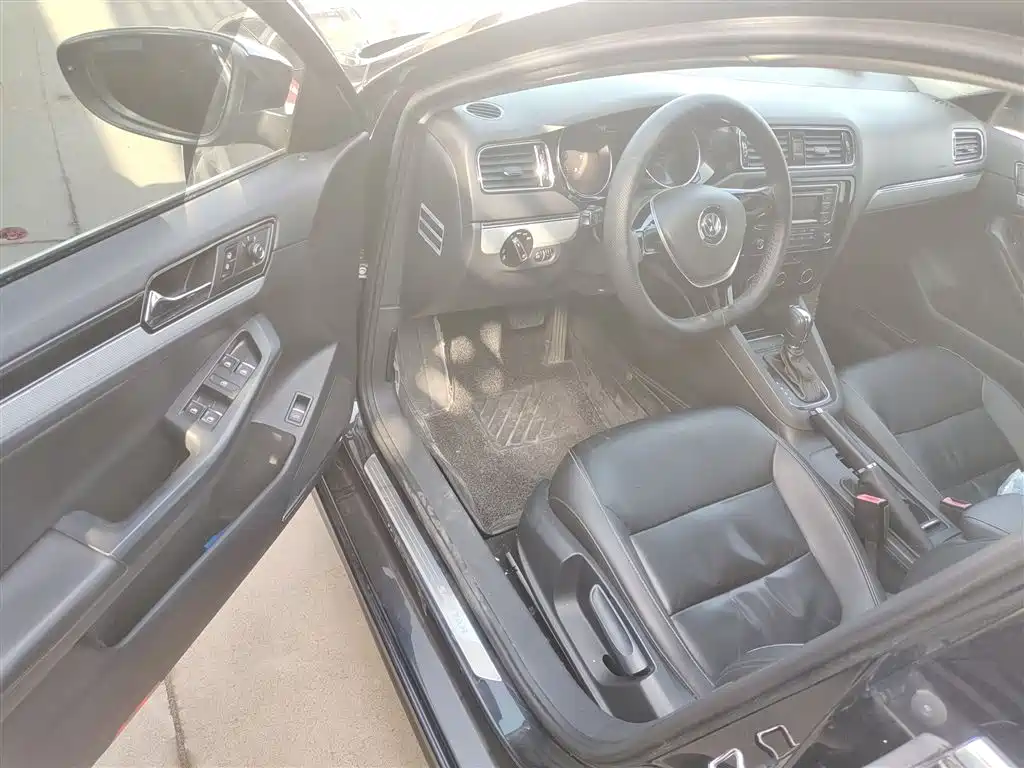 Volkswagen Sagitar 2015 230TSI Automatic Comfort фото 12