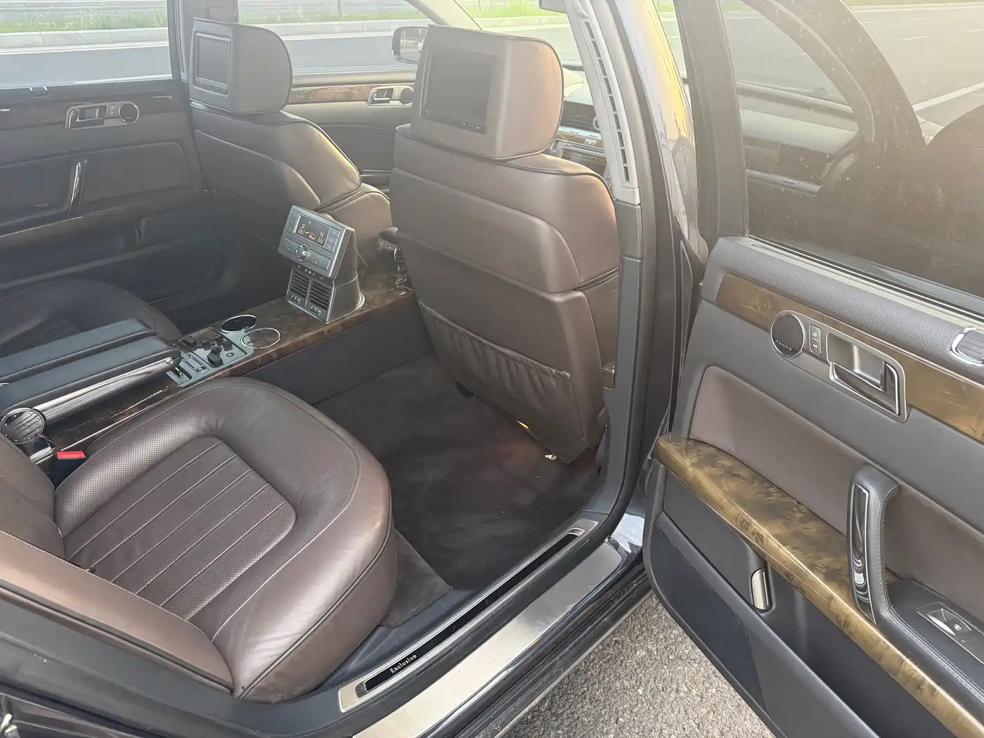 Volkswagen Phaeton 2012 2011 4.2L V8 4-seat Extended Individual Edition