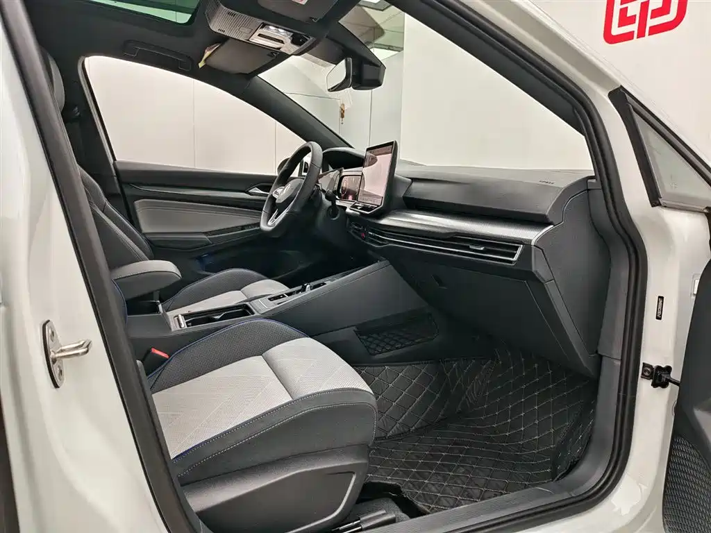 Volkswagen Golf 2025 300TSI R-Line фото 16
