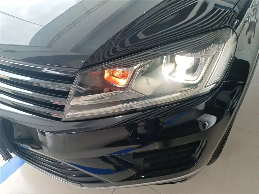 Volkswagen Touareg 2016 3.0TSI Glamour Edition фото 24